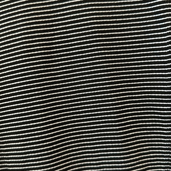 Lululemon - Black and White Striped - Size 4 - Excellent Condition!! - Picture 2 of 4